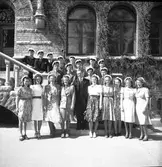 Real i Borgarskolan och Handelsskolan.
Avgångsklasserna i Flickskolan. 1941