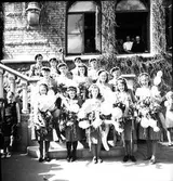 Real i Borgarskolan och Handelsskolan.
Avgångsklasserna i Flickskolan. 1941
