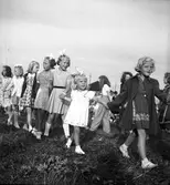 Midsommarstångsresning med dans i kolonin och stadsträdgården.
1947