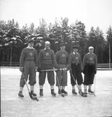 Brobergs bandykedja. 1946

Från vänster:
I. Lundström, A. Lysell, B. Forsman, T. Olsson och E. Flodberg.
