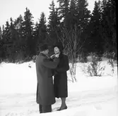 En man och en kvinna i snön.