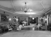 K F Göranssons hem i Sandviken, disponentbostad, Hedåsen. Huset uppfördes 1934-1935 och var under åren 1935-1949 bebott av disponent K F Göransson och hans maka Solveig, född Spörck.
Den yttre salongen sedd mot matsalen. Se även utförlig beskrivning i särskild förteckning, arkiverad tilllsammans med albumet.