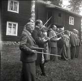 Bild ifrån Vimmerby gästgivarehagen. Spelmän vid Kalmar läns fornminnesförenings hembygdsdag. De spelar fiol.