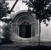 En portal in till en kyrka.