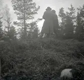 En man och kvinna på borgkullen på Sverkers udde.