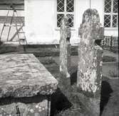 Gravstenar och gravhällar på kyrkogorden i Halltorp.