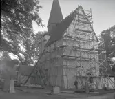 Hossmo kyrka, exteriör med byggnadställningar.