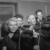 Musikskolan spelar upp.
Maj 1956.