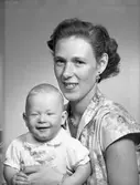 Pojken Stefan Hammarström med (mor)/ familj.
Kasängatan 51.
