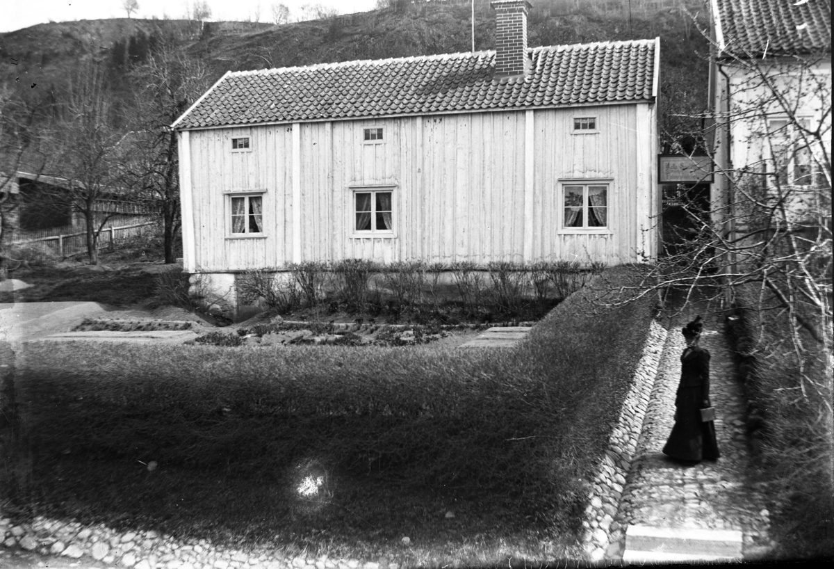 Unknown artist, En okänd kvinna på uppfarten till kvarteret Holländaren 3, Brahegatan, 54, med Calla Sundbecks fotoateljé.
