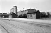 Hamnen. Hamnområdet, en silo, ångkvarnens sydsida.