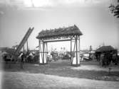 Lantbruksmöte 1931. Kor på utställning. En mängd jordbruksfabriker. En fristående port med texten Andersson & Mattson AB 1889-1931.