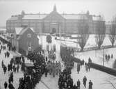 En disig vinterdag 1927 togs denna bild med anledning av 300-års jubileet av Linköping läroverk. Det nya läroverket i fonden stod färdigt 1915, uppfört efter ritningar av Axel Brunskog.