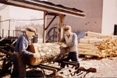 Vid Laggkärlsfabriken på Munkvägen 8 i Habo arbetar två män med svarvning av björkplaywood. Arvid Åberg till vänster och Elof Samuelsson till höger.