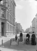 Några kvinnor med barn har ställt uppsig för fotografen en tidig vårdag 1902. Platsen är Repslagaregatans norr ände med blickfång söderut. Närmast till vänster skymtar Repslagaregatan 3. Fastigheten uppfördes av byggmästaren J. A. Johansson, även kallad Veranda-Johansson. Arkitekt var förmodligen Janne Lundin.