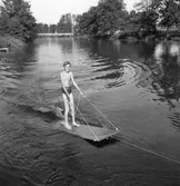Surfing i Svartån.
Juli 1956.