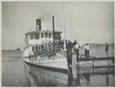 Skärgårdsångaren VICTORIA vid skärgårdsbrygga