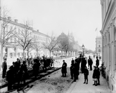 Nedläggning av spårvagnsräls på Nygatan. 1909 öppnades spårvägen i Gävle och anläggningen sköttes av elektricitetsverket.





