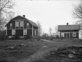 Lägenhetsägare Axel Gustafssons gård i Myssinge, Tuna socken, Uppland 1934
