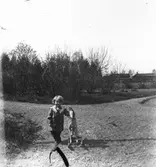 Flicka med gunghäst.
