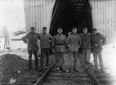Sex soldater vid ett järnvägsspår.
