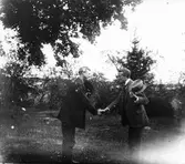 Högtidligt möte mellan två män.
