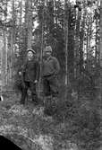 Två män i skogen.