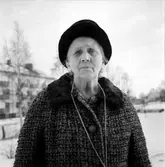 Kristina Engström,
Som fick hushållningssällskapets belöning,
Rorena,
December 1971