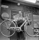 Arbrå,
Kurt Thalin med cykel,
Juli 1970