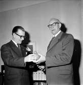 Sundsvallsbanken,
Pris på 500 kr överlämnas till Lars Persson,
Röste,
5 Dec 1964