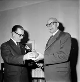 Sundsvallsbanken,
Pris på 500 kr överlämnas till Lars Persson,
Röste,
5 Dec 1964