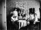 Kvinnor runt ett bord, Östhammar, Uppland