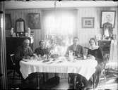 Män och kvinnor vid matbordet, Östhammar, Uppland