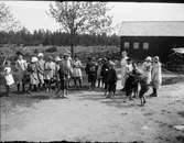 Skolbarn och lärarinna Edit Gustafsson samlade på gårdsplanen, Kelinge skola, Valö, Uppland