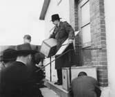 Pressinbjudan i samband med Riksutställningen år 1949. Journalister från hela landet besöker Habo Laggkärlsfabrik. På trappan står ingenjör Karl Evert Hansson och visar den hopfällbara lådan.
