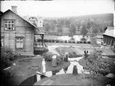 Översvämning, kvinnor utanför hus tillhörande Brunzells Pensionat, Rättvik, Dalarna 1909