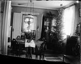 Tyra vid julgranen i hemmet, Östhammar, Uppland