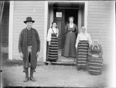 Kvinnor och man i folkdräkt, Dalarna