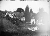 Män och kvinnor på picknick i naturen, Östhammar, Uppland