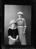 Ateljéporträtt - två kvinnor, Östhammar, Uppland 1915