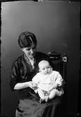 Ateljéporträtt - kvinna och spädbarn, Östhammar, Uppland