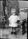 Barnporträtt - en flicka, Östhammar, Uppland 1919