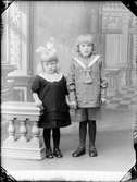 Barnporträtt - en flicka och en pojke, Östhammar, Uppland