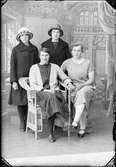 Ateljéporträtt - fyra kvinnor, Östhammar, Uppland 1927