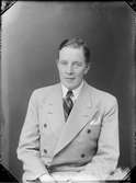 Ateljéporträtt - Erik Mattsson från Skoby, Östhammar, Uppland 1936