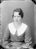 Ateljèporträtt - Signe Johansson från Gunbyle, Hökhuvud socken, Uppland 1936