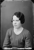 Ateljéporträtt - Signe Jansson från Gunbyle, Hökhuvud socken, Uppland 1936