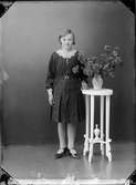 Ateljéporträtt - dotter till Lilly Jansson från Malsätra, Harg socken, Uppland 1932