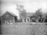 Vy mot Eketorp 1921. Torp under Bjärka Säby. Vid tiden för bilden brukades gården av makarna Frans Gustaf Petersson och Anna Medora Rolander.