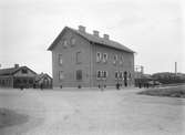 År 1897 startades Linköpings nya gasverk i stadens norra utkant. Det tidigare gasverket låg opassande centralt på Sankt Larsgatan.
Bilden visar kontorsbyggnaden i hörnet av dåvarande Bangårdsgatan och Fabriksgatan.